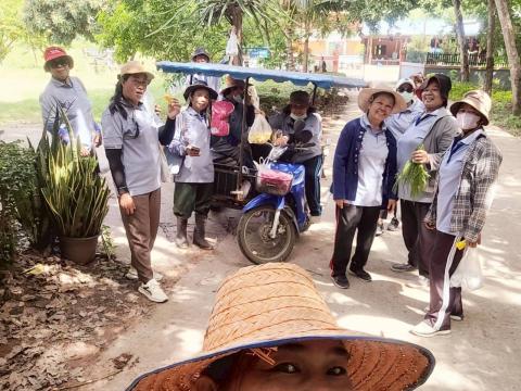 ลงพื้นที่หยอดทรายอะเบทเพื่อป้องกันและกำจัดลูกน้ำยุงลายในชุมชน วัด และโรงเรียน ประจำปี 2568