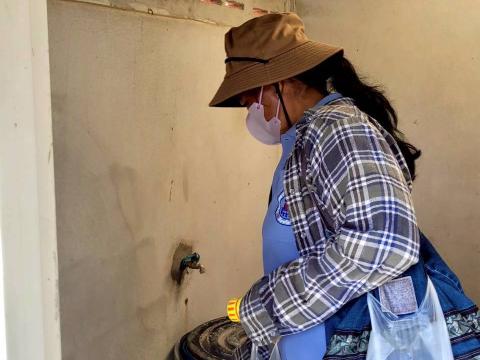 ลงพื้นที่หยอดทรายอะเบทเพื่อป้องกันและกำจัดลูกน้ำยุงลายในชุมชน วัด และโรงเรียน ประจำปี 2568