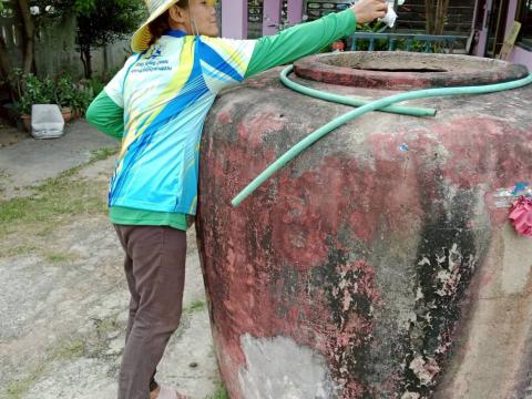 ลงพื้นที่หยอดทรายอะเบทเพื่อป้องกันและกำจัดลูกน้ำยุงลายในชุมชน วัด และโรงเรียน ประจำปี 2568