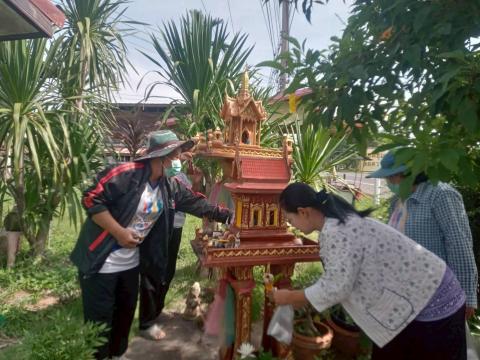 ลงพื้นที่หยอดทรายอะเบทเพื่อป้องกันและกำจัดลูกน้ำยุงลายในชุมชน วัด และโรงเรียน ประจำปี 2568