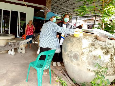 ลงพื้นที่หยอดทรายอะเบทเพื่อป้องกันและกำจัดลูกน้ำยุงลายในชุมชน วัด และโรงเรียน ประจำปี 2568