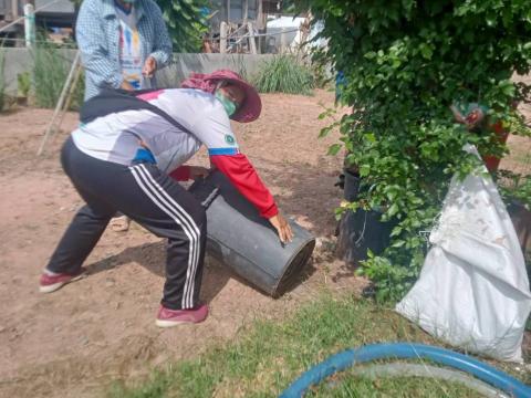 ลงพื้นที่หยอดทรายอะเบทเพื่อป้องกันและกำจัดลูกน้ำยุงลายในชุมชน วัด และโรงเรียน ประจำปี 2568