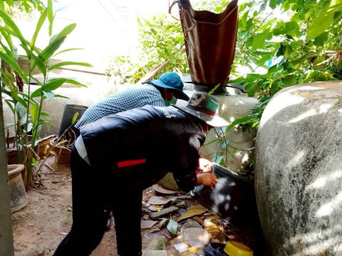 ลงพื้นที่หยอดทรายอะเบทเพื่อป้องกันและกำจัดลูกน้ำยุงลายในชุมชน วัด และโรงเรียน ประจำปี 2568