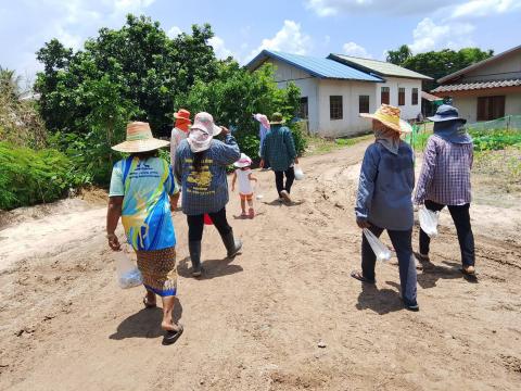 ลงพื้นที่หยอดทรายอะเบทเพื่อป้องกันและกำจัดลูกน้ำยุงลายในชุมชน วัด และโรงเรียน ประจำปี 2568