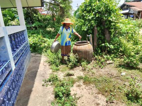 ลงพื้นที่หยอดทรายอะเบทเพื่อป้องกันและกำจัดลูกน้ำยุงลายในชุมชน วัด และโรงเรียน ประจำปี 2568