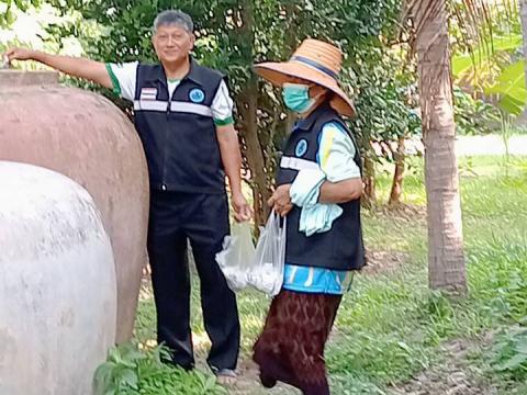 ลงพื้นที่หยอดทรายอะเบทเพื่อป้องกันและกำจัดลูกน้ำยุงลายในชุมชน วัด และโรงเรียน ประจำปี 2568