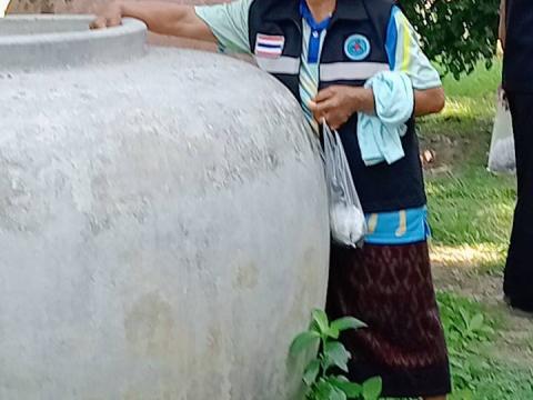 ลงพื้นที่หยอดทรายอะเบทเพื่อป้องกันและกำจัดลูกน้ำยุงลายในชุมชน วัด และโรงเรียน ประจำปี 2568