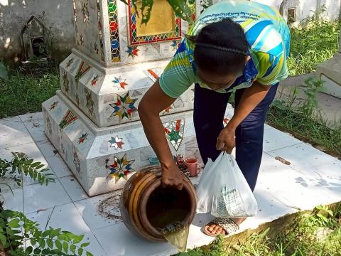 ลงพื้นที่หยอดทรายอะเบทเพื่อป้องกันและกำจัดลูกน้ำยุงลายในชุมชน วัด และโรงเรียน ประจำปี 2568