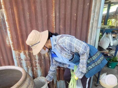 ลงพื้นที่หยอดทรายอะเบทเพื่อป้องกันและกำจัดลูกน้ำยุงลายในชุมชน วัด และโรงเรียน ประจำปี 2568