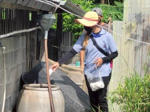 ลงพื้นที่หยอดทรายอะเบทเพื่อป้องกันและกำจัดลูกน้ำยุงลายในชุมชน วัด และโรงเรียน ประจำปี 2568