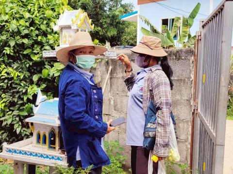 ลงพื้นที่หยอดทรายอะเบทเพื่อป้องกันและกำจัดลูกน้ำยุงลายในชุมชน วัด และโรงเรียน ประจำปี 2568